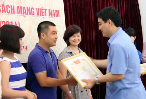 Đồng chí Nguyễn Đắc Vinh trao bằng khen cho các tập thể có thành tích xuất sắc trong công tác tuyên truyền về hoạt động đoàn và phong trao thanh thiếu nhi